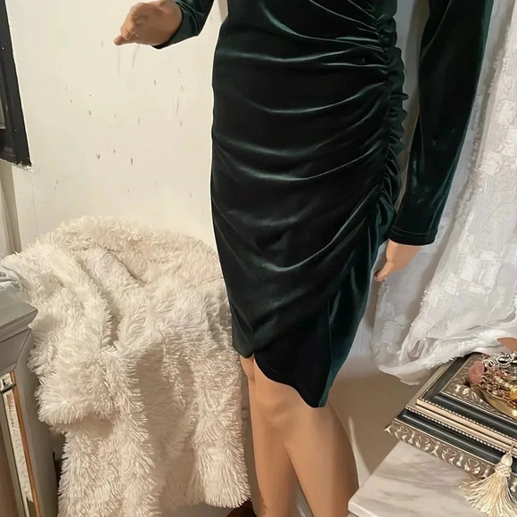 Guberry Elegant Green Velvet Wrap Dress - Picture 4 of 10